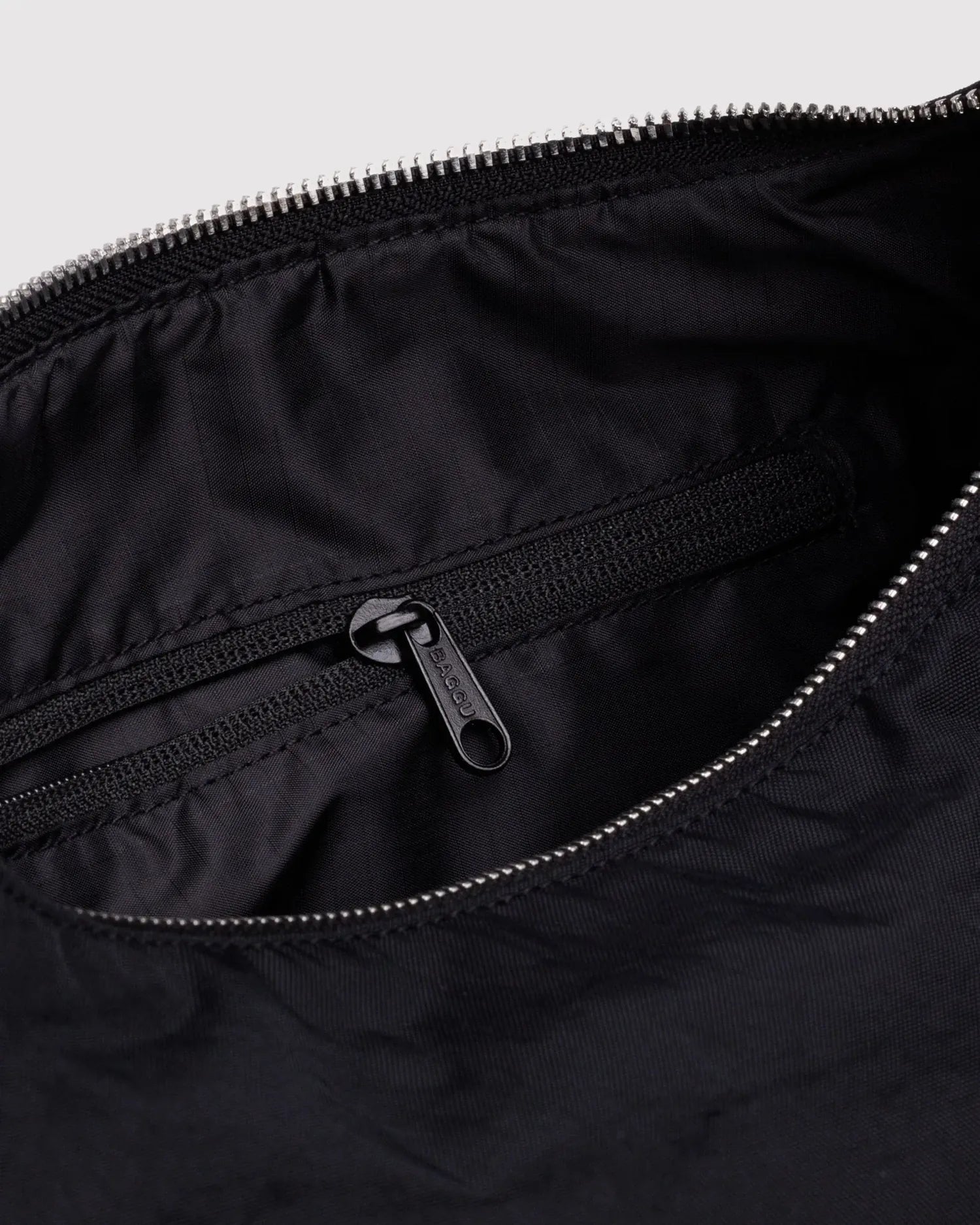 BAGGU - Nylon Meringue Bag Umhängetasche • Black - ROSA ECK