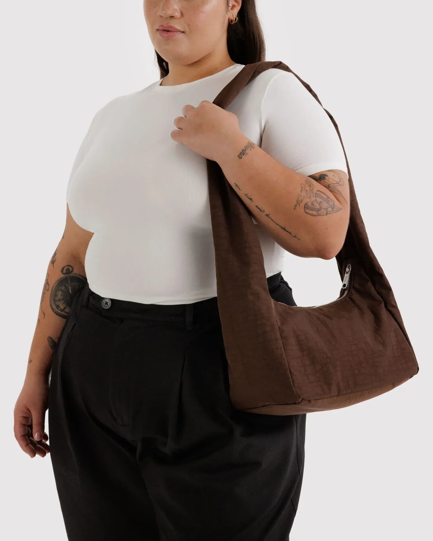 BAGGU - Nylon Meringue Bag Umhängetasche • Coffee - ROSA ECK