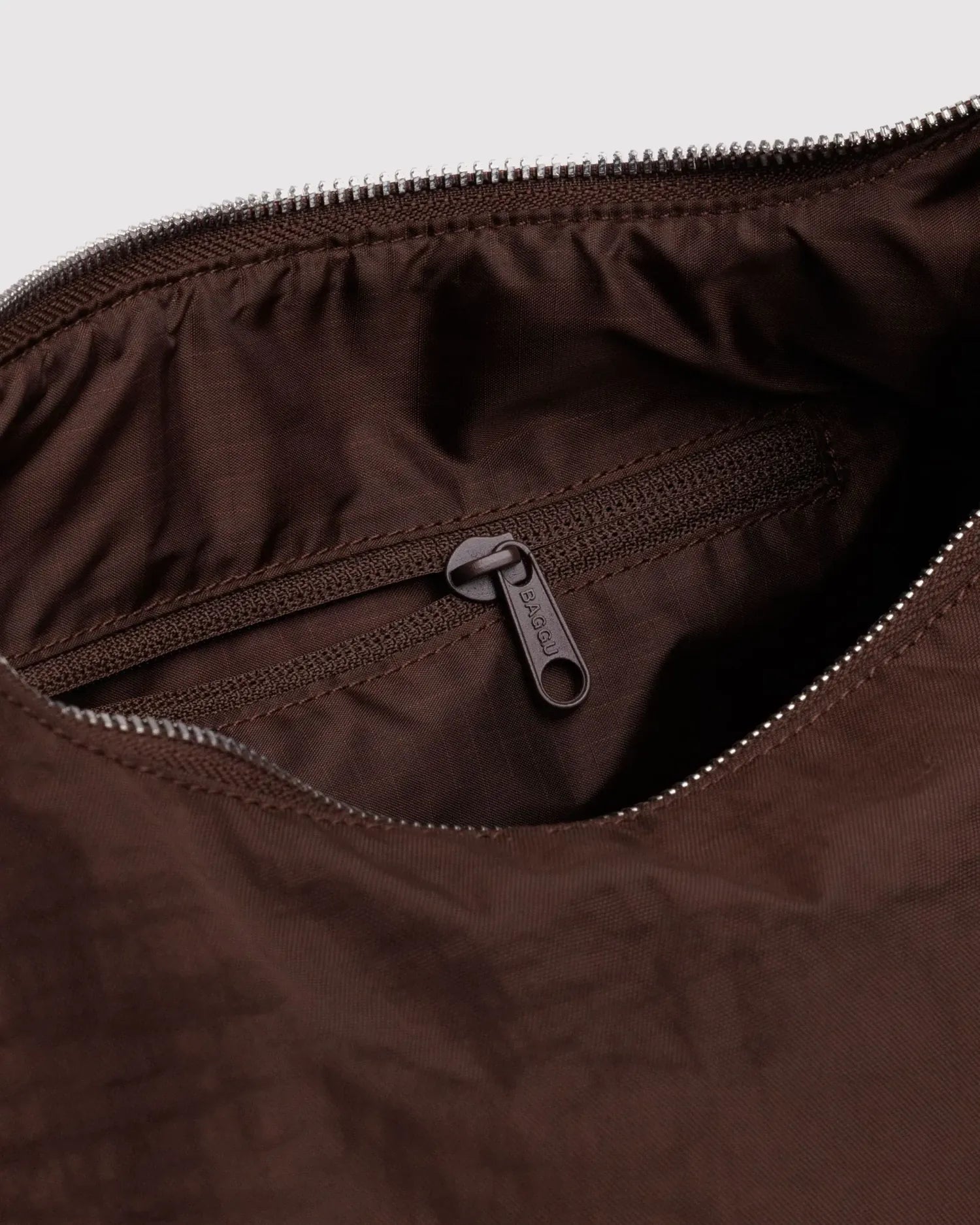BAGGU - Nylon Meringue Bag Umhängetasche • Coffee - ROSA ECK