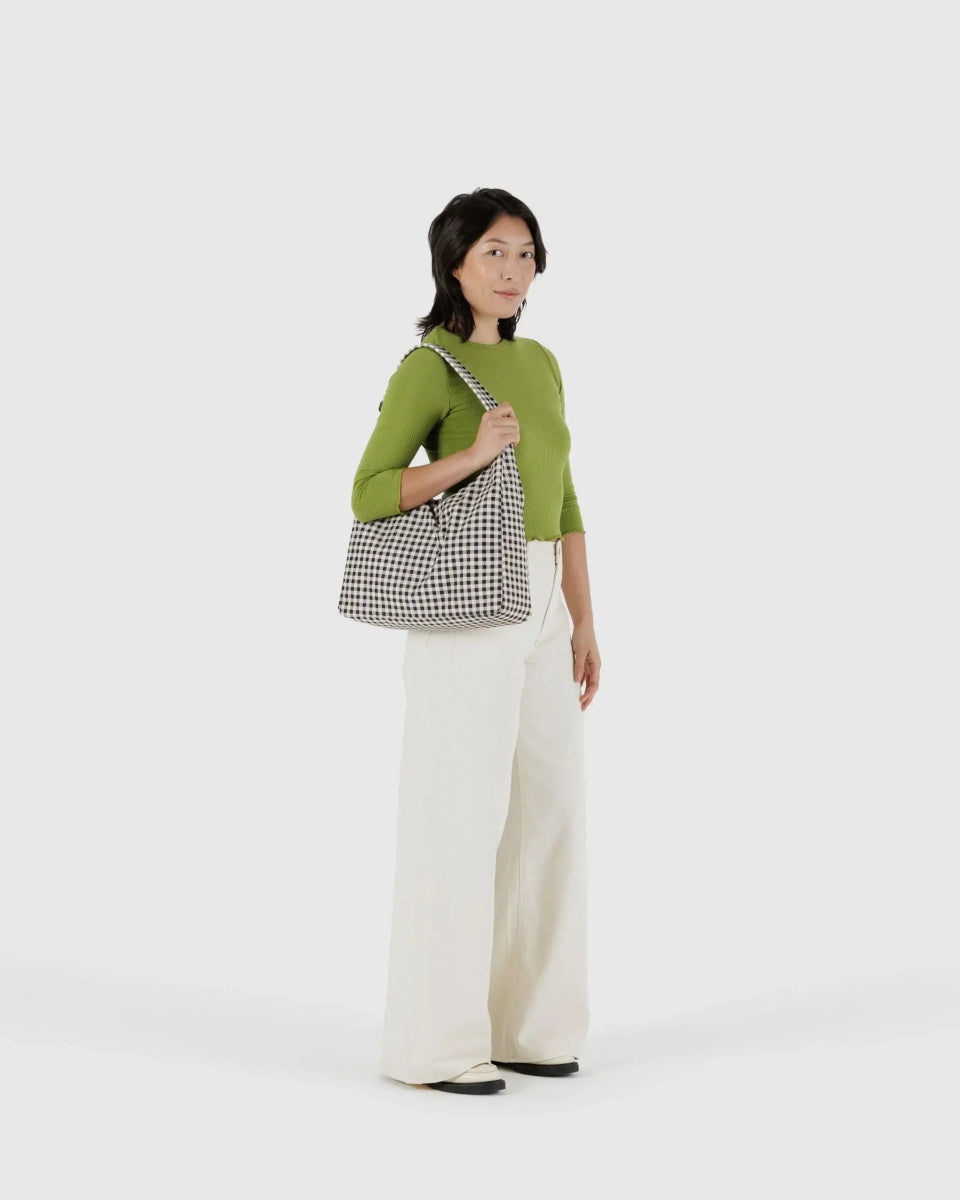 BAGGU - NYLON SHOULDER BAG Schultertasche • Black & White Gingham - Schultertasche - ROSA ECK Concept Store