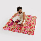 BAGGU - Picknickdecke • Strawberry Blossom - ROSA ECK
