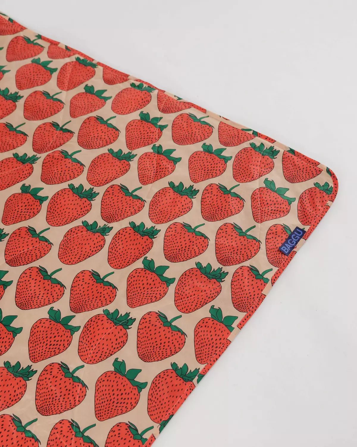 BAGGU - PUFFY PICNIC BLANKET Picknickdecke | Strawberry - ROSA ECK