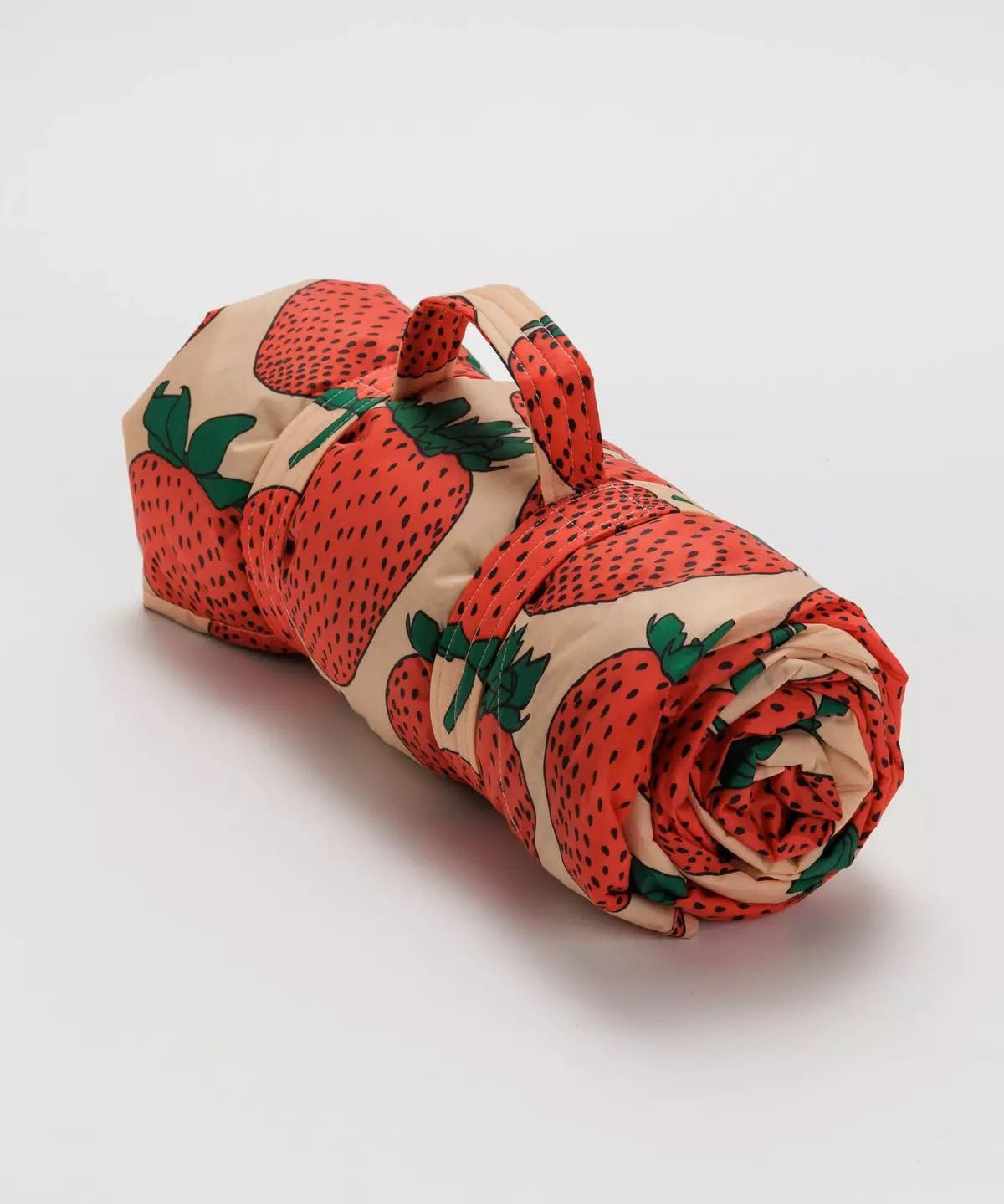 BAGGU - PUFFY PICNIC BLANKET Picknickdecke | Strawberry - ROSA ECK