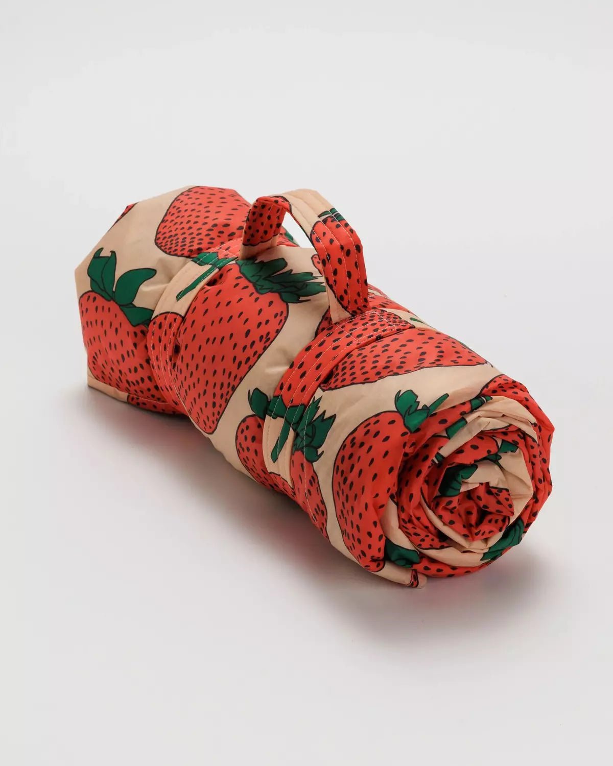 BAGGU - PUFFY PICNIC BLANKET Picknickdecke | Strawberry - ROSA ECK