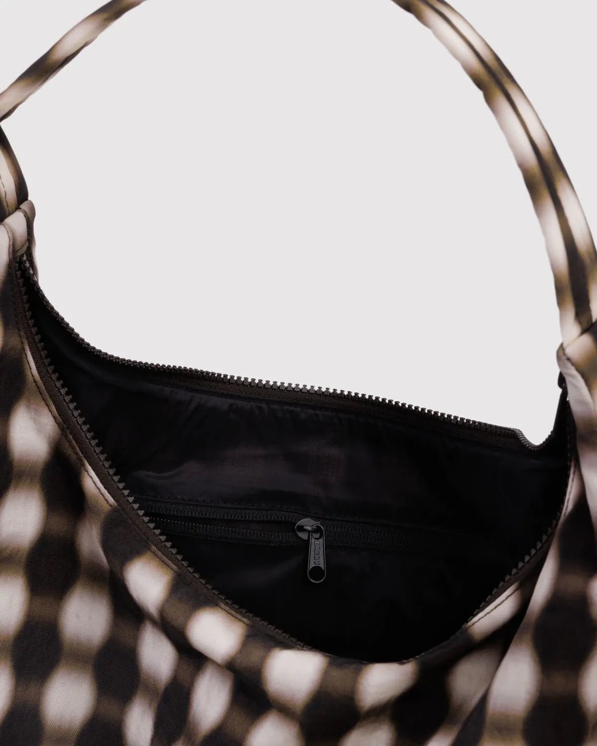 BAGGU - Schultertasche aus Nylon • Blurred Gingham Brown - ROSA ECK