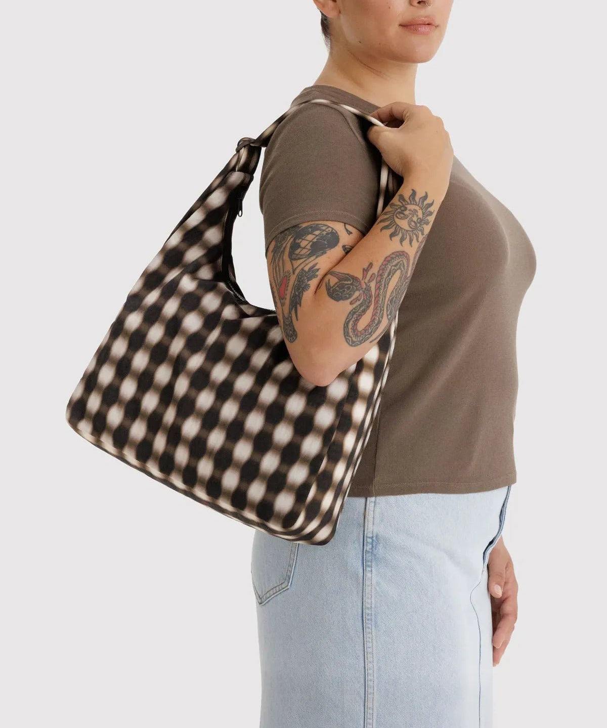 BAGGU - Schultertasche aus Nylon • Blurred Gingham Brown - ROSA ECK