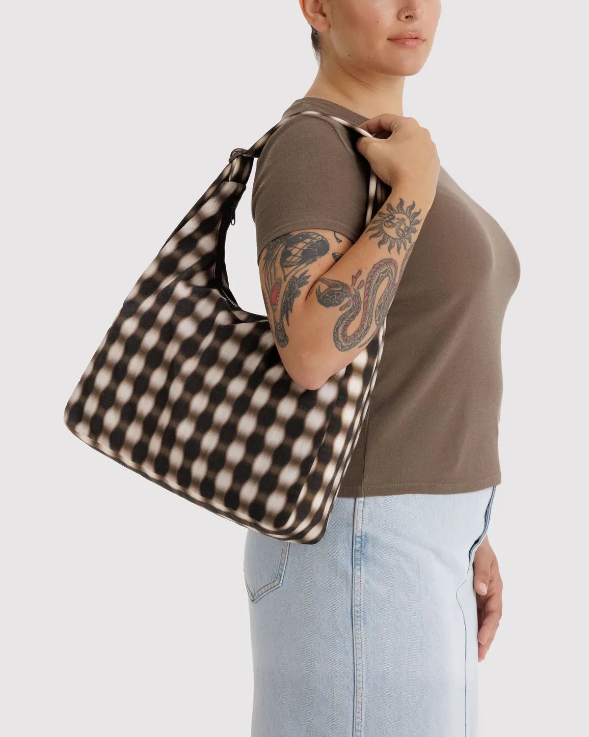 BAGGU - Schultertasche aus Nylon • Blurred Gingham Brown - ROSA ECK