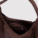 Schultertasche aus Nylon in Kaffeebraun von BAGGU, am Körper getragen