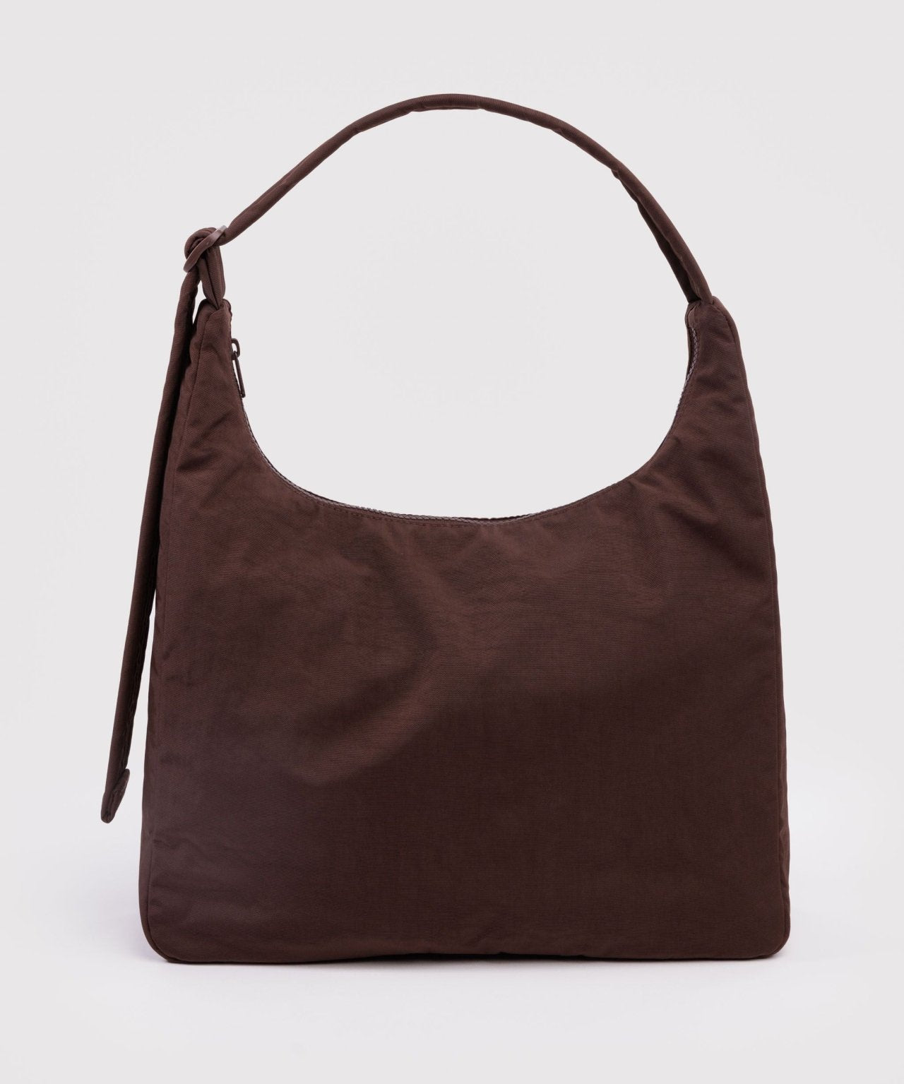 Schultertasche aus Nylon in Kaffeebraun von BAGGU, Frontalansicht