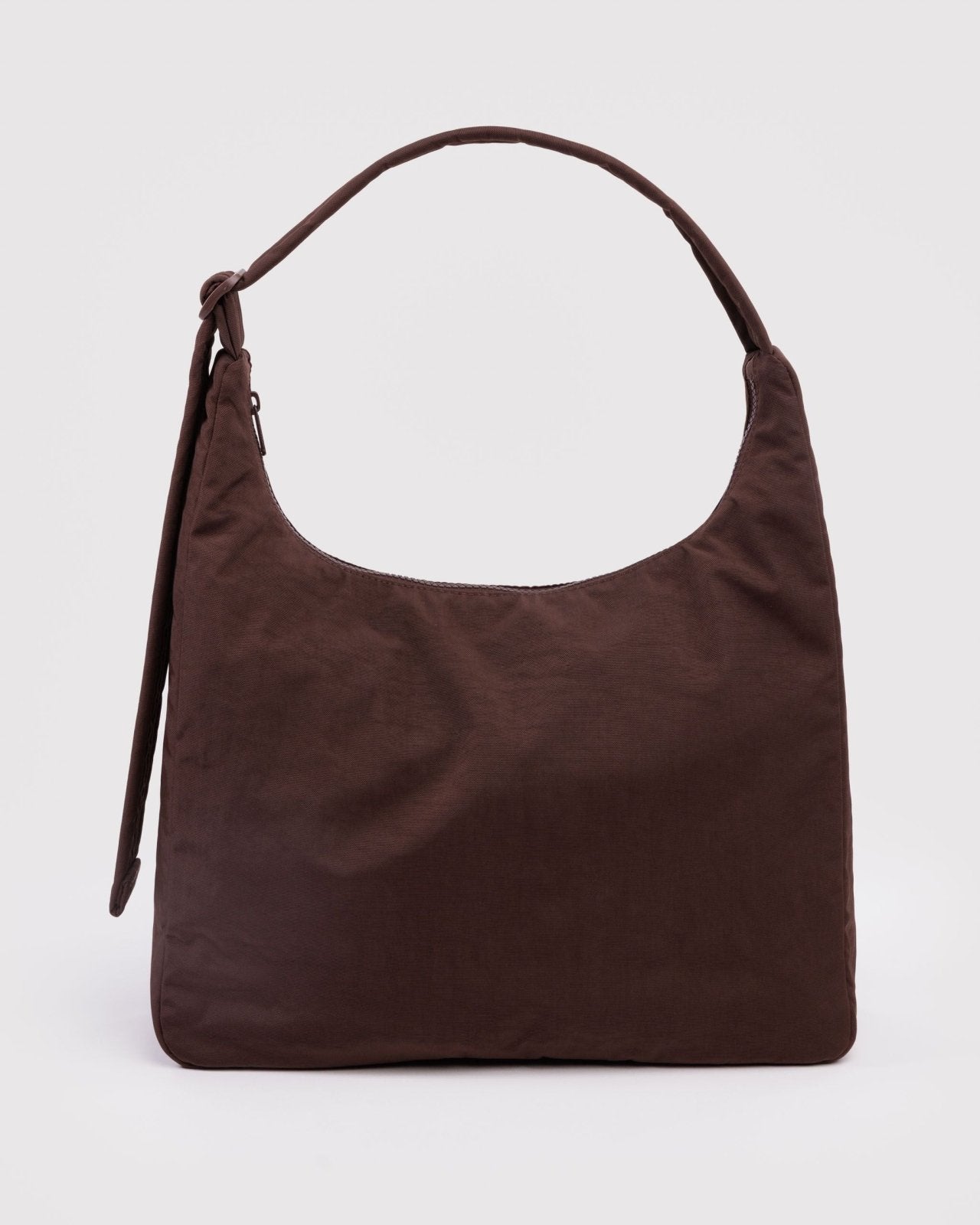Schultertasche aus Nylon in Kaffeebraun von BAGGU, Frontalansicht