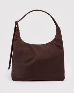 Schultertasche aus Nylon in Kaffeebraun von BAGGU, Frontalansicht