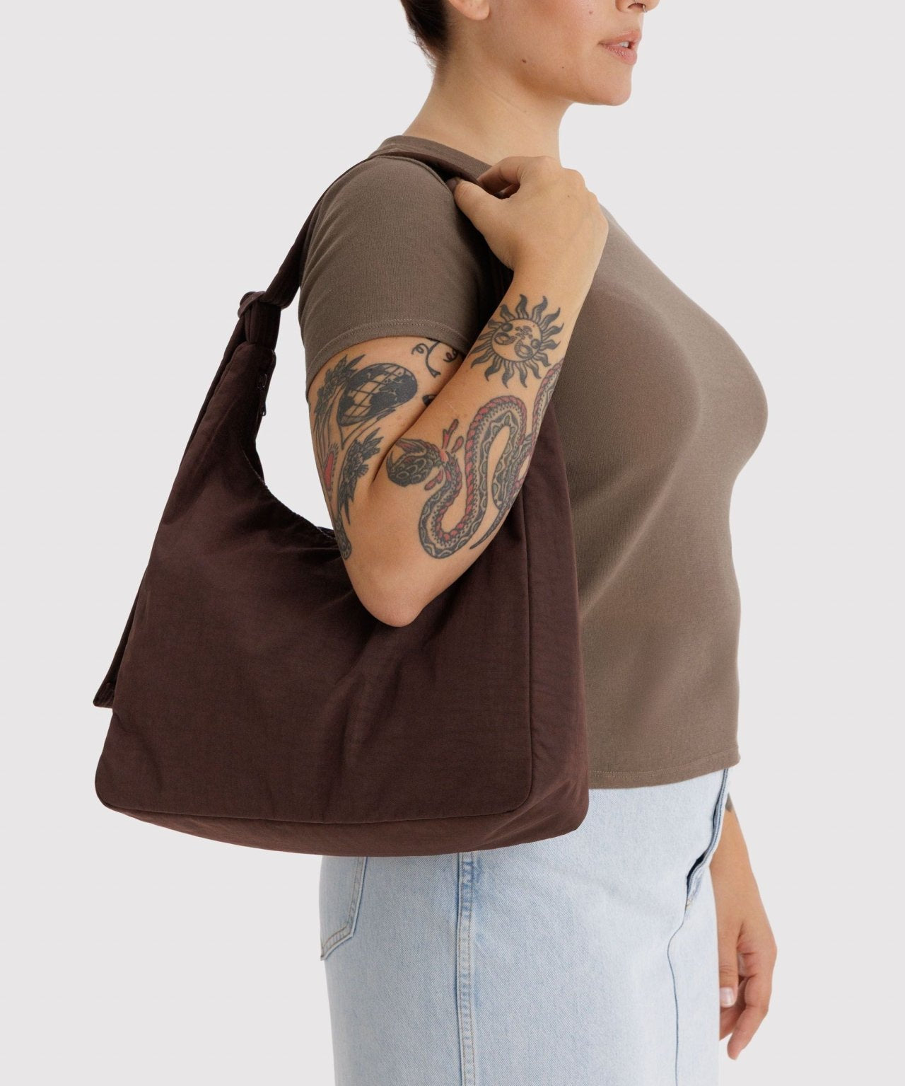Schultertasche aus Nylon in Kaffeebraun von BAGGU, Detailansicht