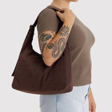 Schultertasche aus Nylon in Kaffeebraun von BAGGU, Detailansicht