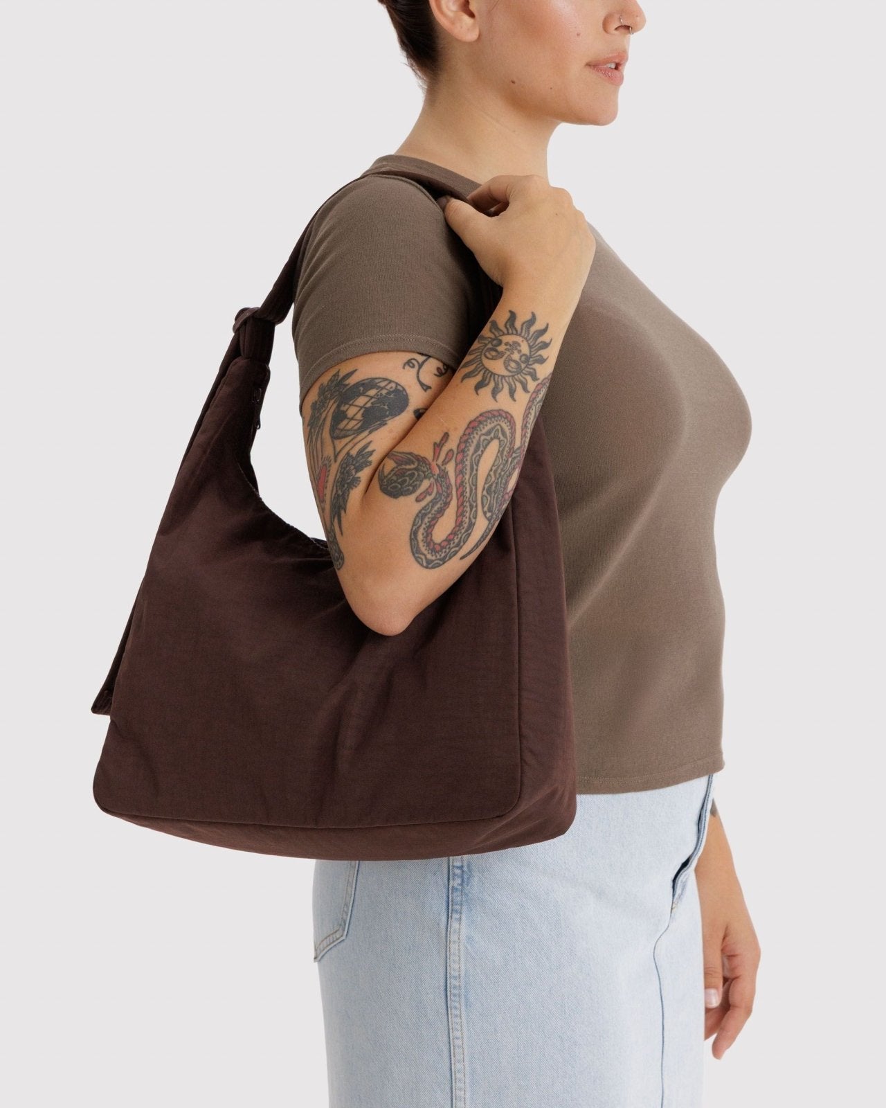 Schultertasche aus Nylon in Kaffeebraun von BAGGU, Detailansicht