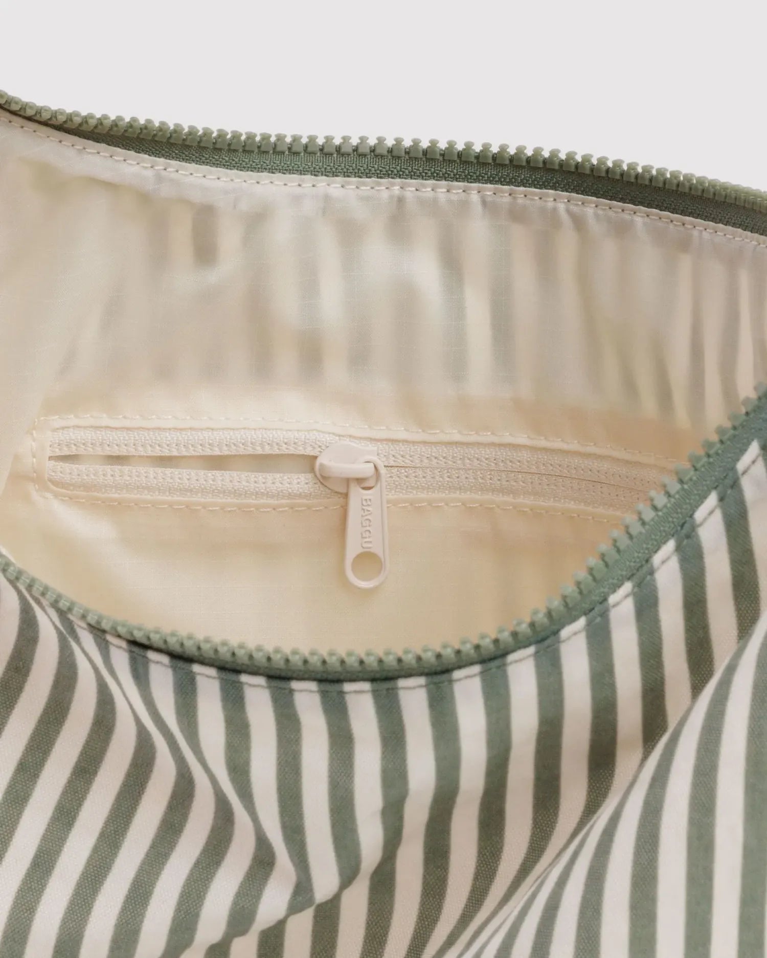 BAGGU - Schultertasche aus Nylon • Sage Stripe - ROSA ECK