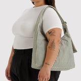 BAGGU - Schultertasche aus Nylon • Sage Stripe - ROSA ECK
