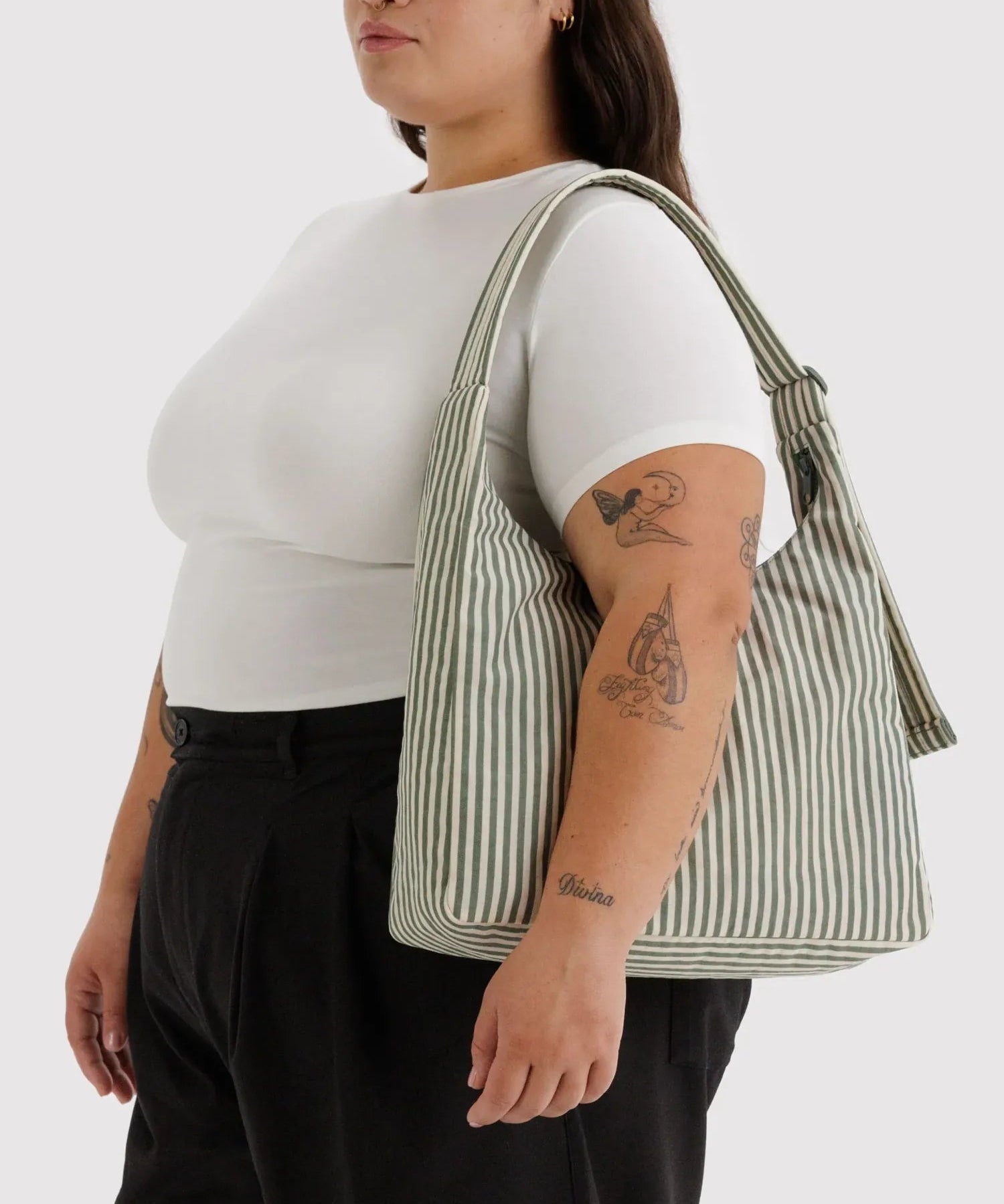 BAGGU - Schultertasche aus Nylon • Sage Stripe - ROSA ECK