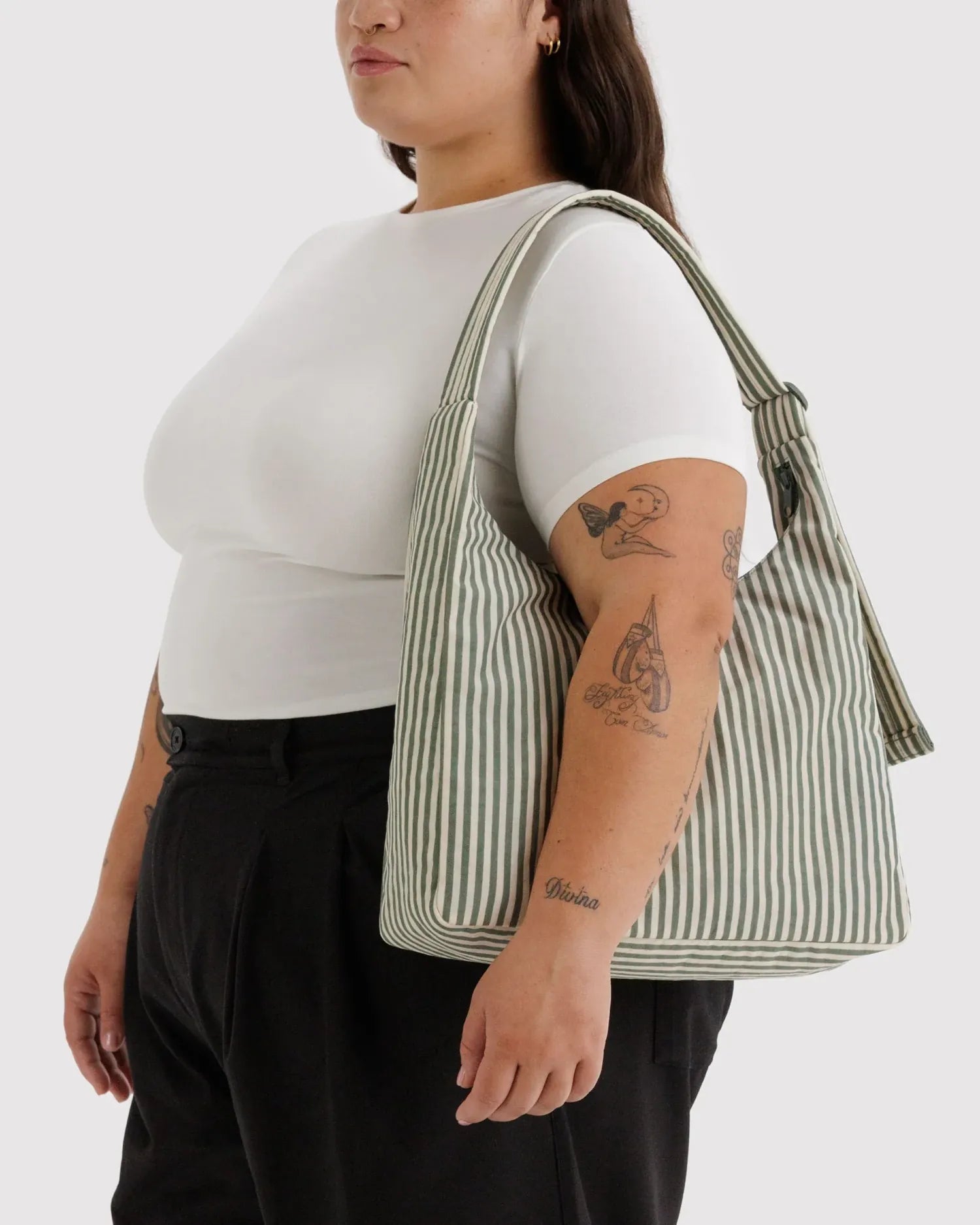 BAGGU - Schultertasche aus Nylon • Sage Stripe - ROSA ECK