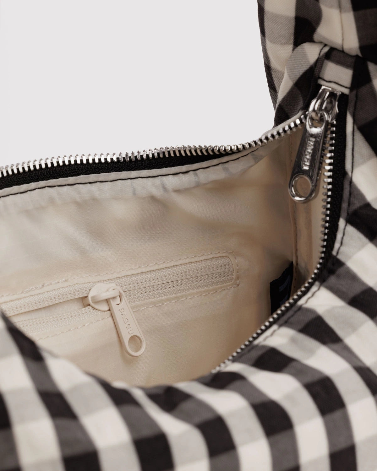 Small Nylon Meringue Bag Schultertasche • Black and Cream Gingham