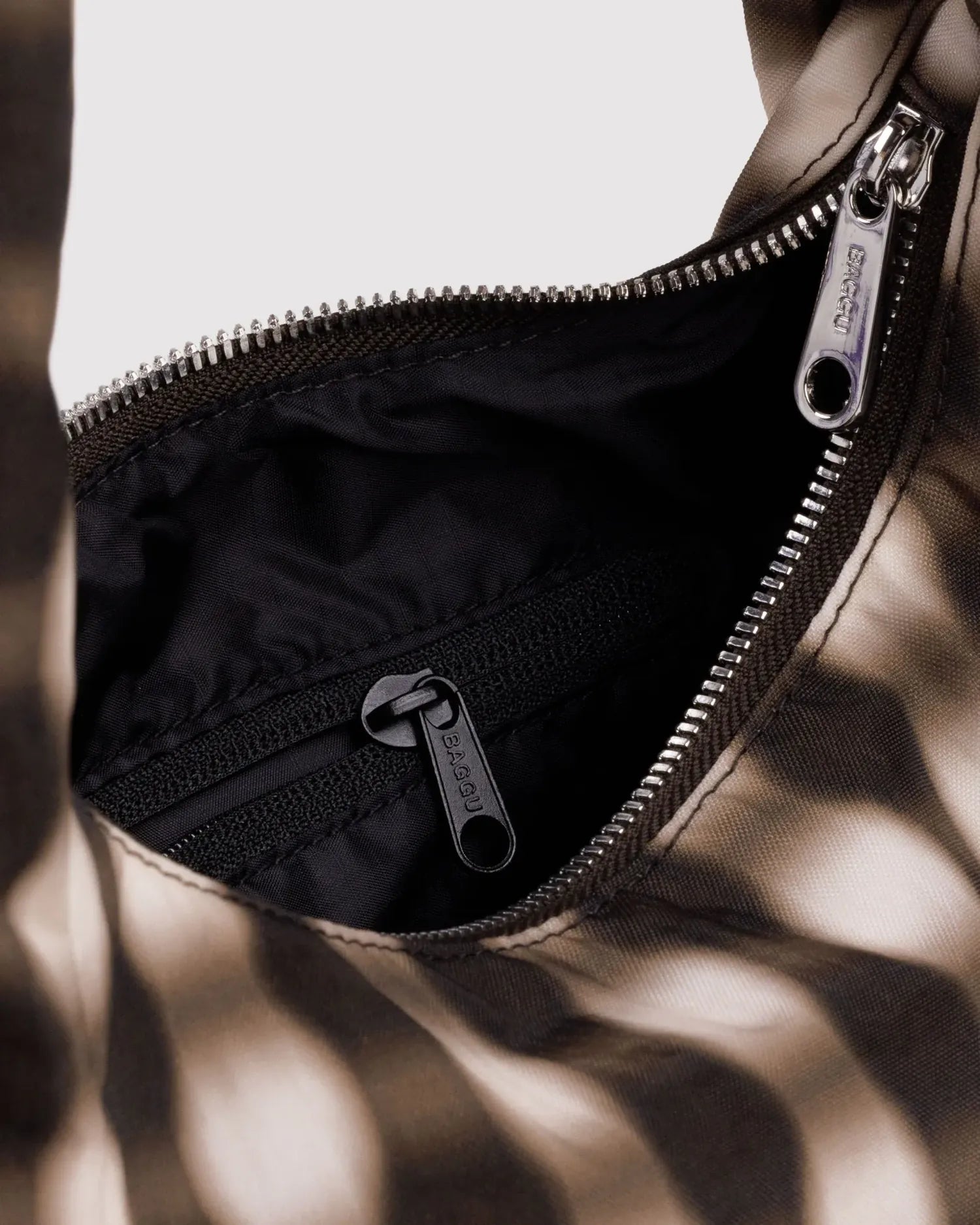 BAGGU - Small Nylon Meringue Bag Schultertasche • Blurred Gingham Brown - ROSA ECK
