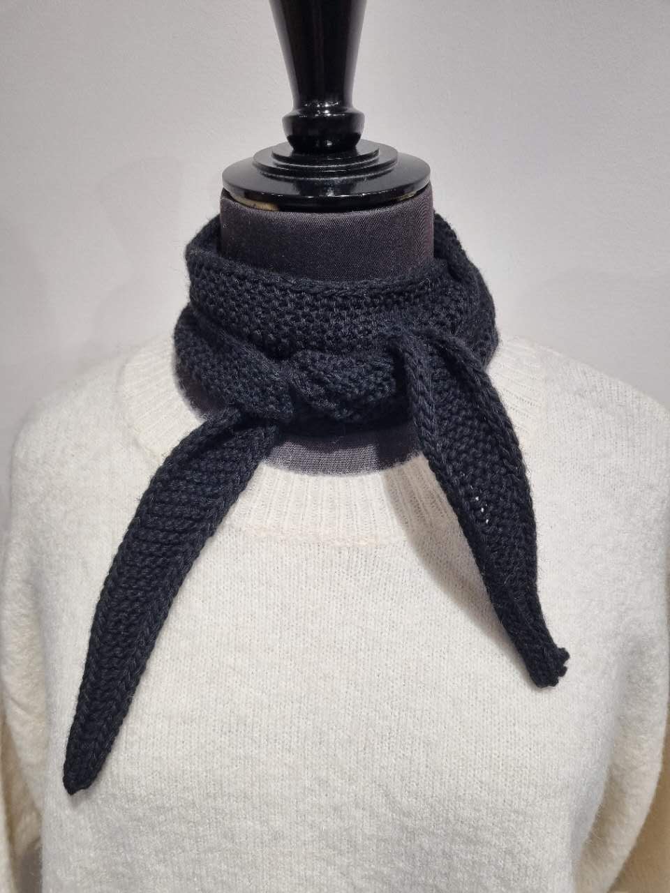 Calie Paris - Kleiner Strickschal • Navy Blau - Schal - ROSA ECK