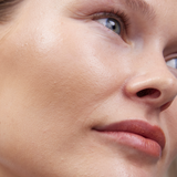 Bronzing Balm Cool Sand am Model