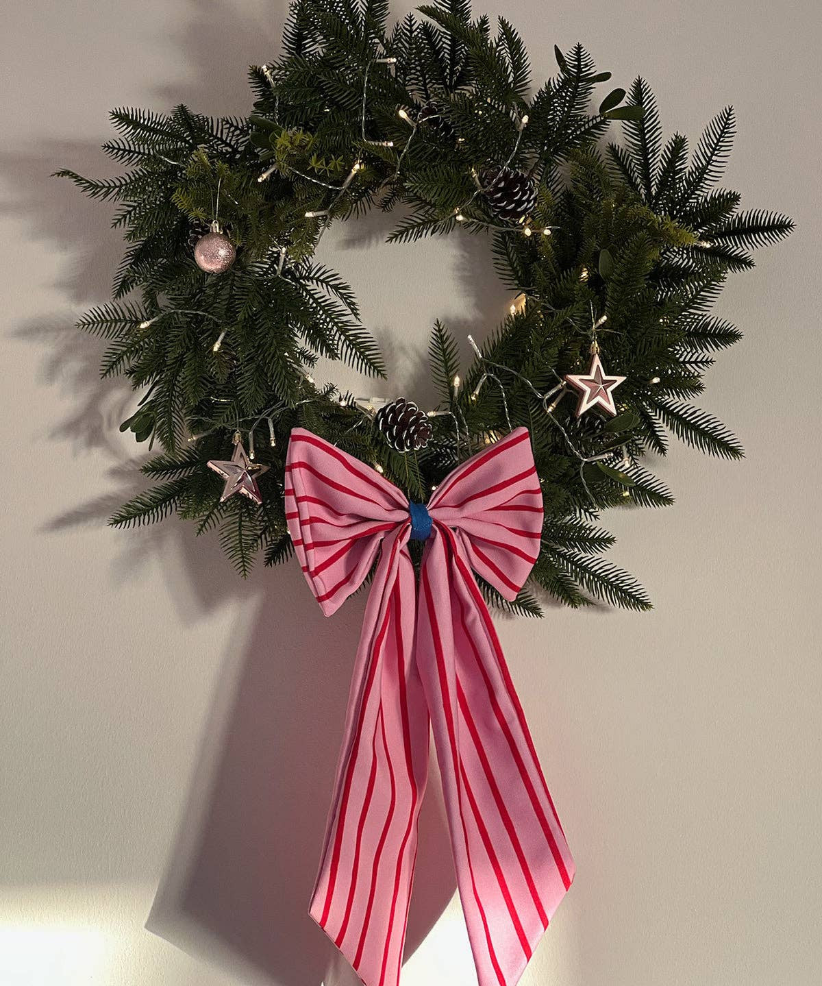 coopz - Weihnachtsschleife zum Aufhängen • Streifen Pink/Rot - Dekoration - ROSA ECK