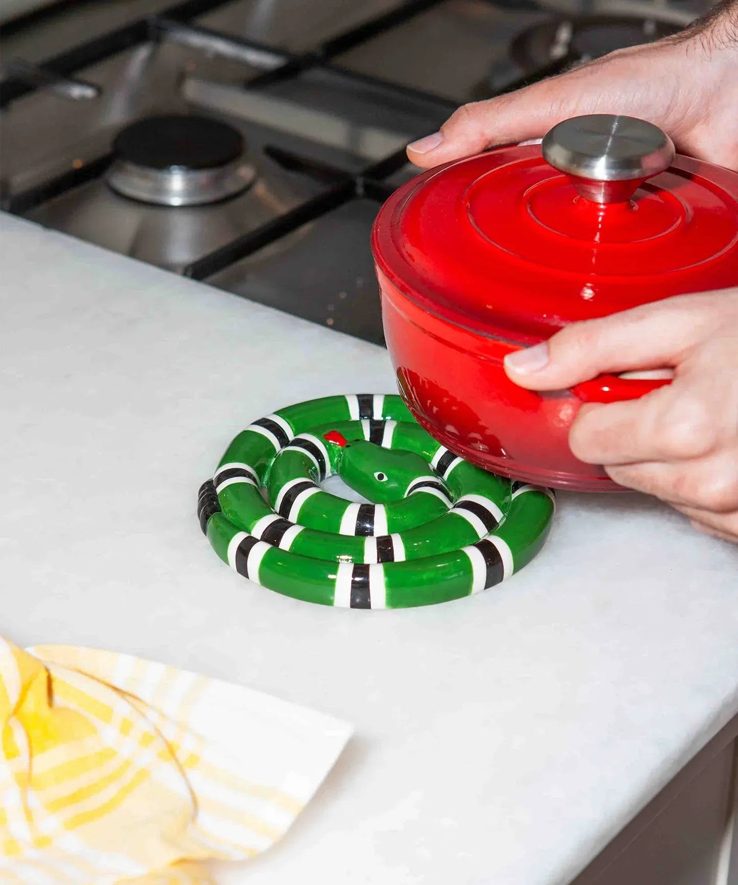 SNAKE Topfuntersetzer in Grün – Detailansicht der Schlangenform