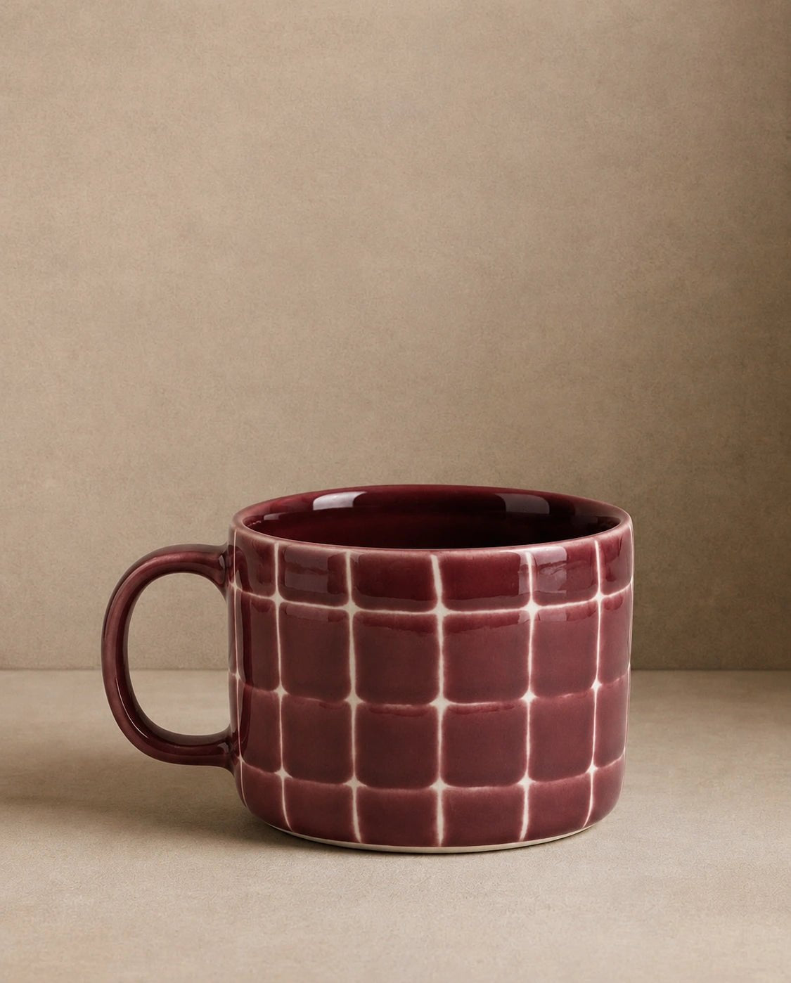 Egg Back Home - POOL Tasse (450 ml) • Burgundy - ROSA ECK