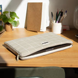 Hindbag - AVA S Laptophülle (13/14 Zoll) • Karo Lehmgrün / Weiß - Laptoptasche - ROSA ECK