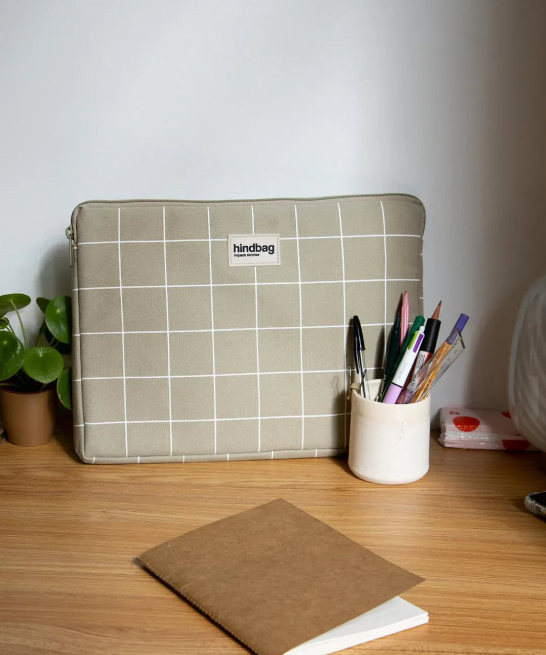 Hindbag - AVA S Laptophülle (13/14 Zoll) • Karo Lehmgrün / Weiß - Laptoptasche - ROSA ECK