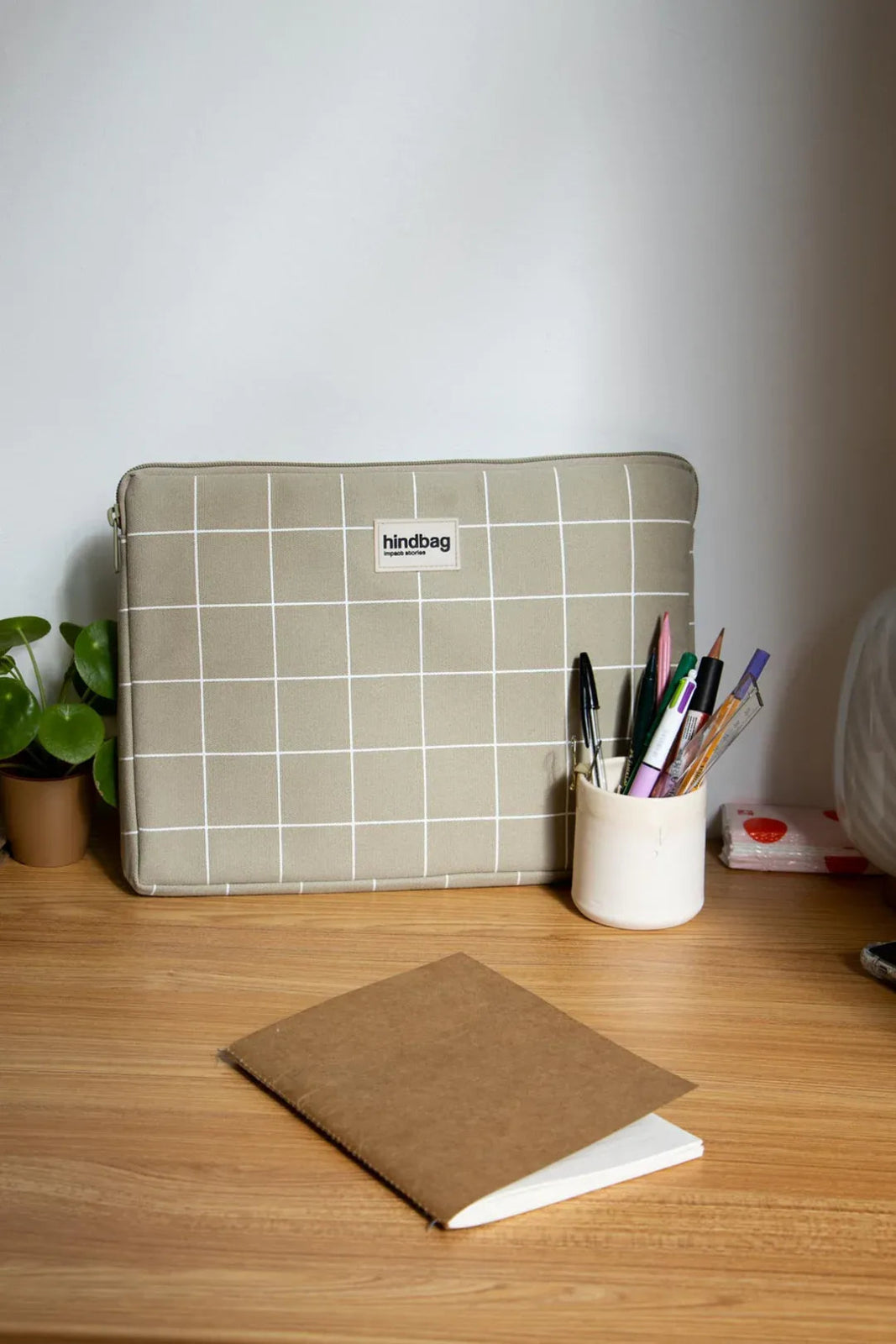 Hindbag - AVA S Laptophülle (13/14 Zoll) • Karo Lehmgrün / Weiß - Laptoptasche - ROSA ECK