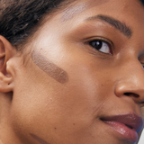 Bronzing Balm Island Bronze Swatch am Model