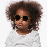 IZIPIZI - d BABY Kinder - Sonnenbrille (0–3 Jahre) • Glossy Kaki - ROSA ECK