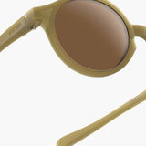IZIPIZI - d BABY Kinder - Sonnenbrille (0–3 Jahre) • Glossy Kaki - ROSA ECK