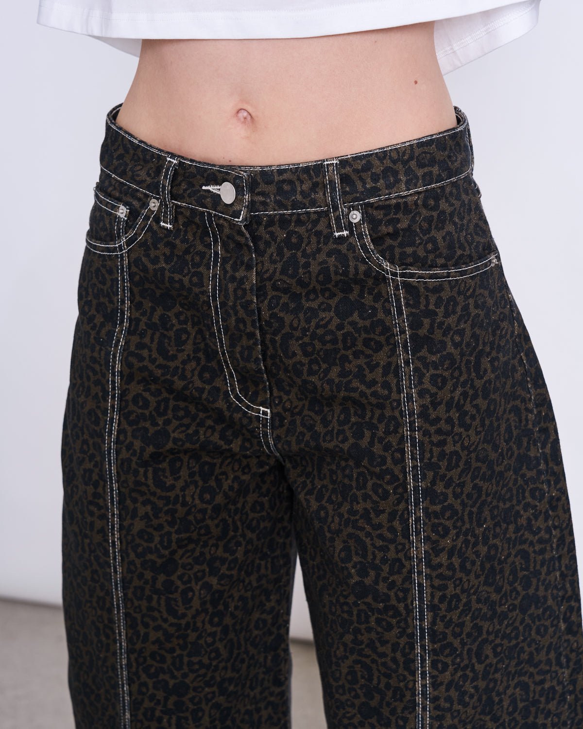 JAN 'N JUNE - FAYA Barrel Jeans • Dark Leo Print - ROSA ECK
