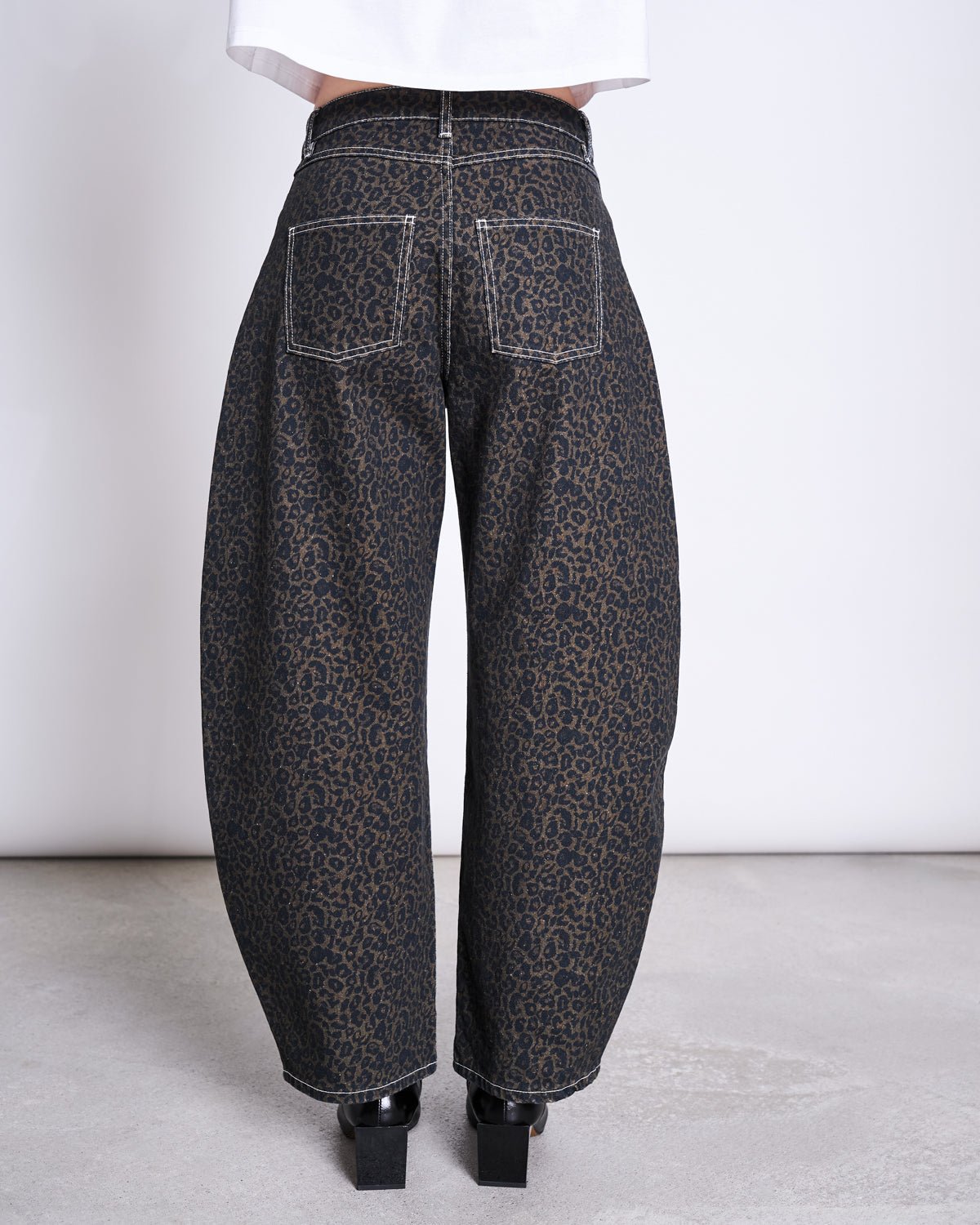 JAN 'N JUNE - FAYA Barrel Jeans • Dark Leo Print - ROSA ECK