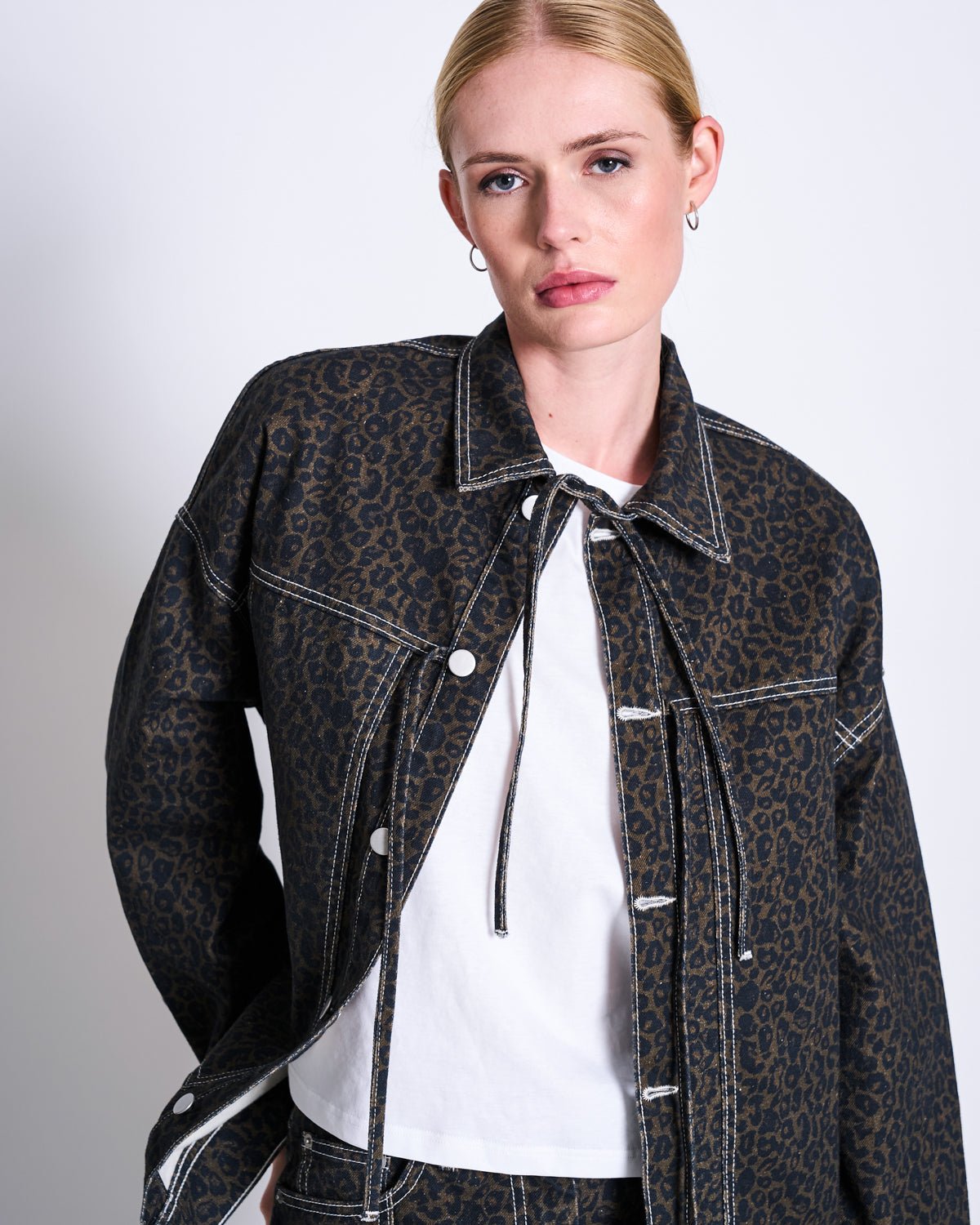 JAN 'N JUNE - FINA Jeansjacke • Dark Leo Print - ROSA ECK