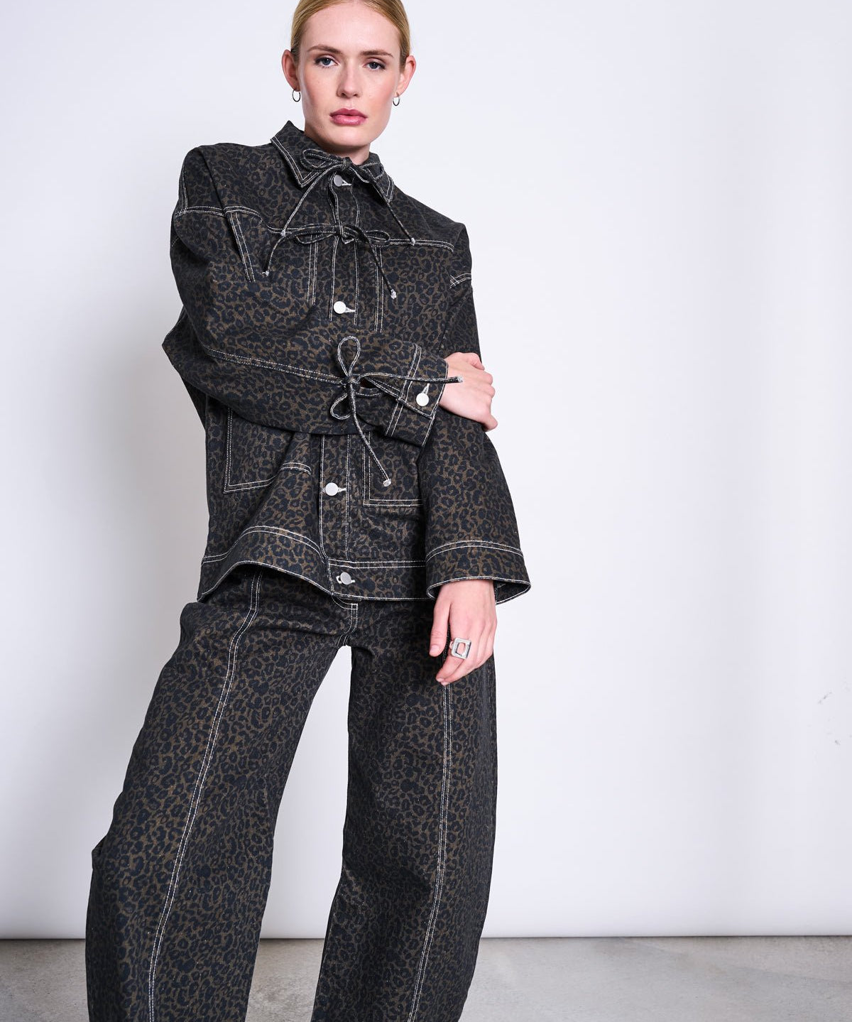 JAN 'N JUNE - FINA Jeansjacke • Dark Leo Print - ROSA ECK