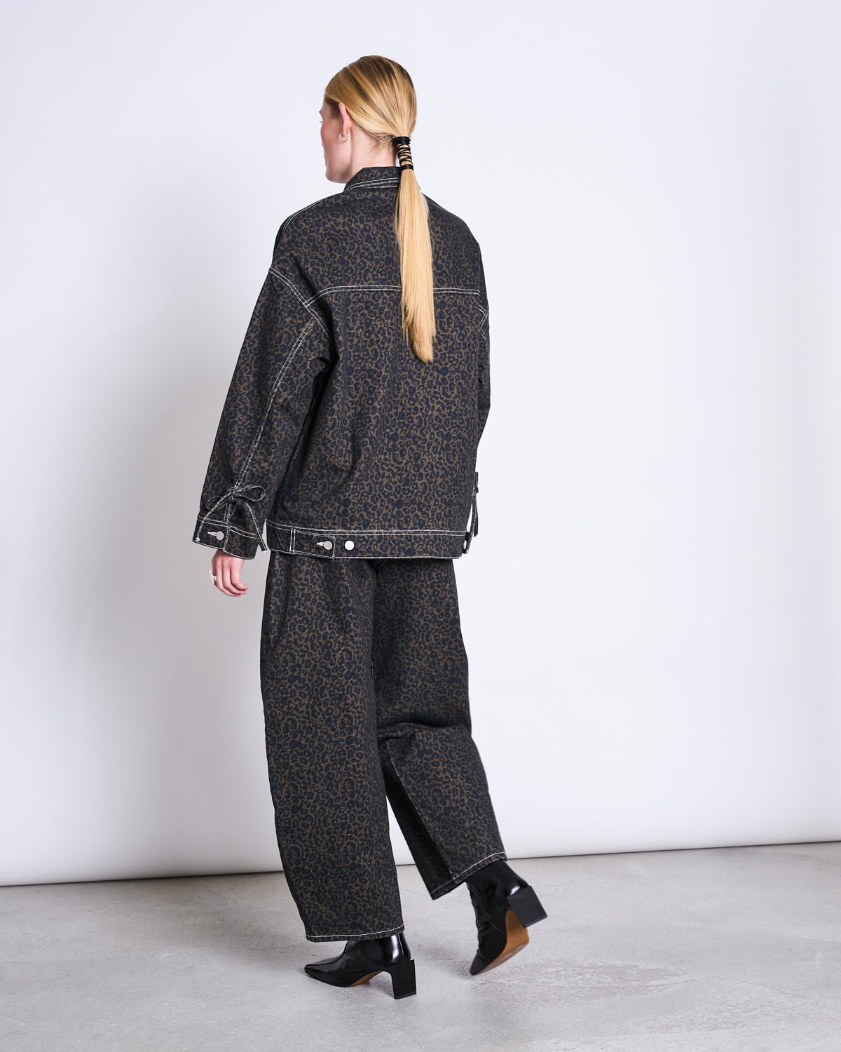 JAN 'N JUNE - FINA Jeansjacke • Dark Leo Print - ROSA ECK