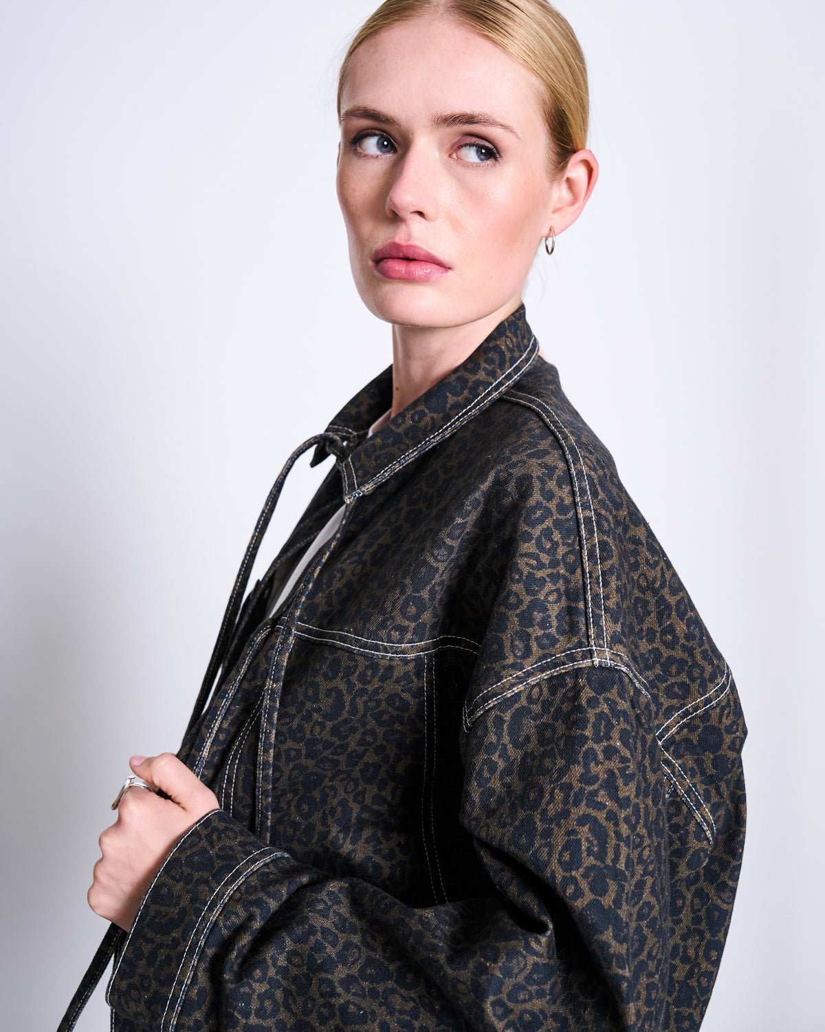JAN 'N JUNE - FINA Jeansjacke • Dark Leo Print - ROSA ECK