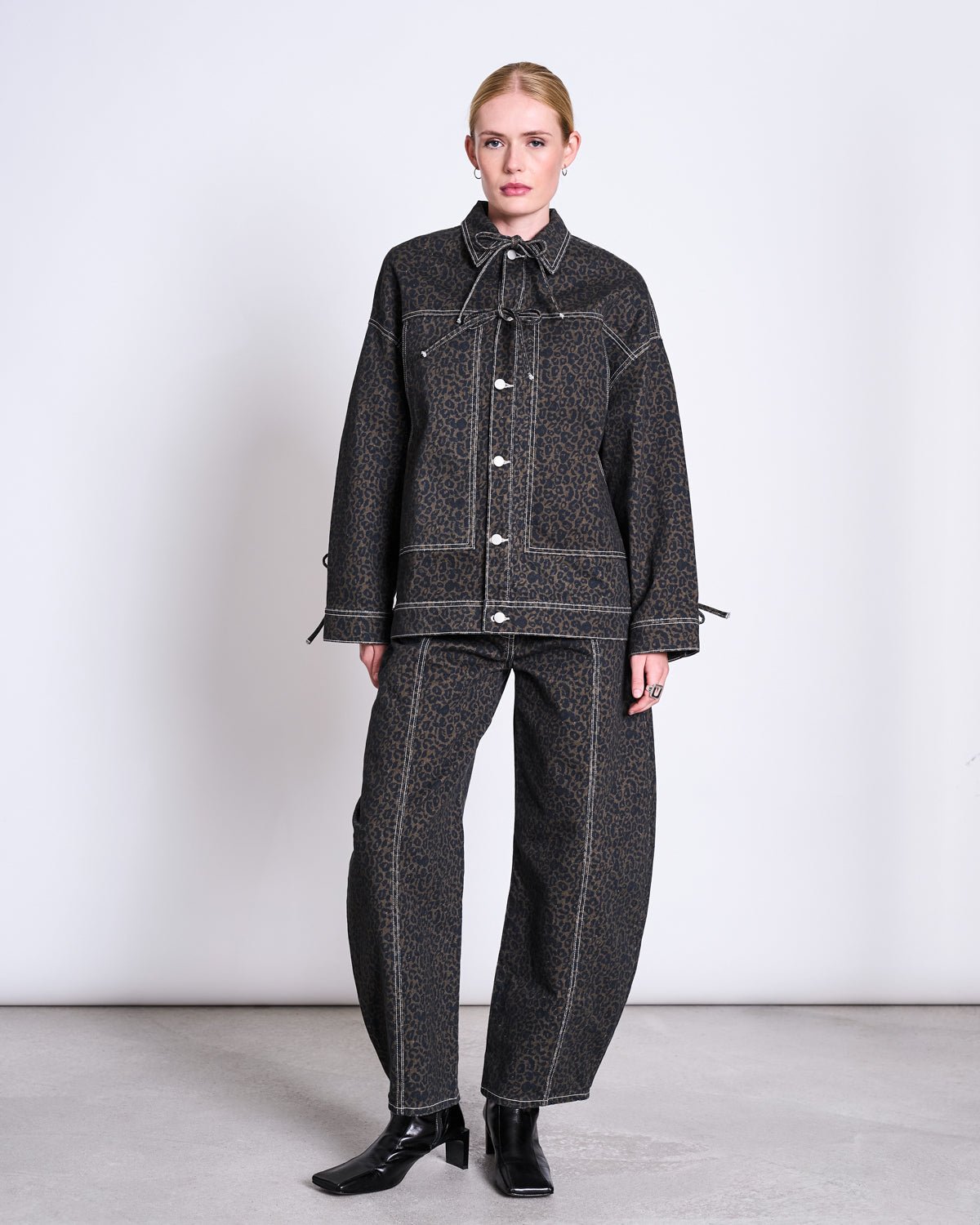 JAN 'N JUNE - FINA Jeansjacke • Dark Leo Print - ROSA ECK