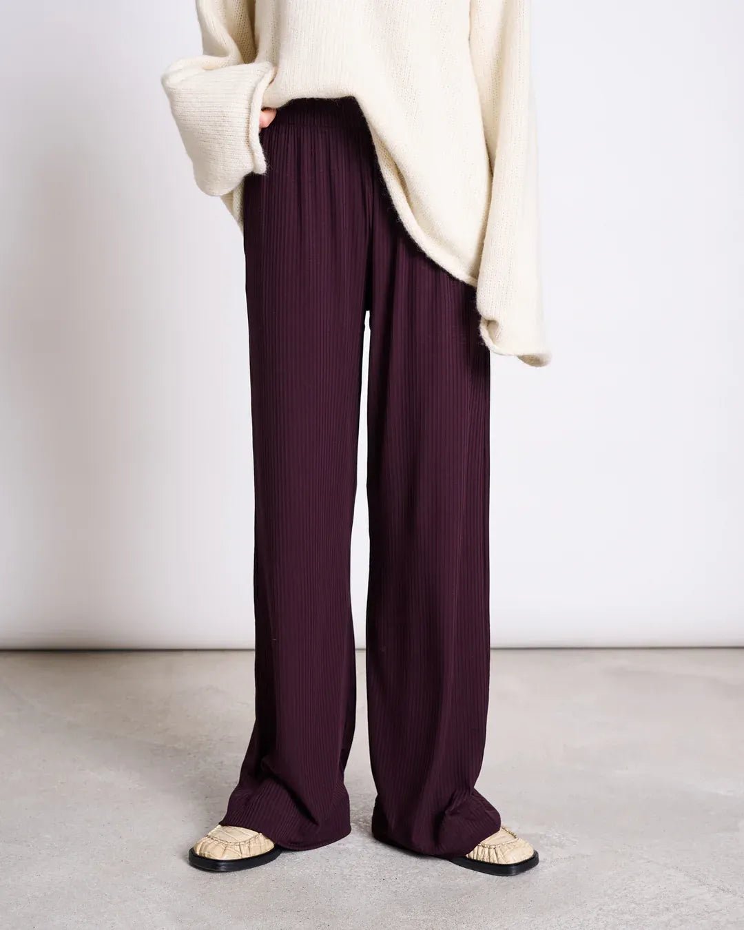 JAN ‘N JUNE - SMILLA Ripp - Hose aus Lyocell • Cherry Lacquer - ROSA ECK Concept Store