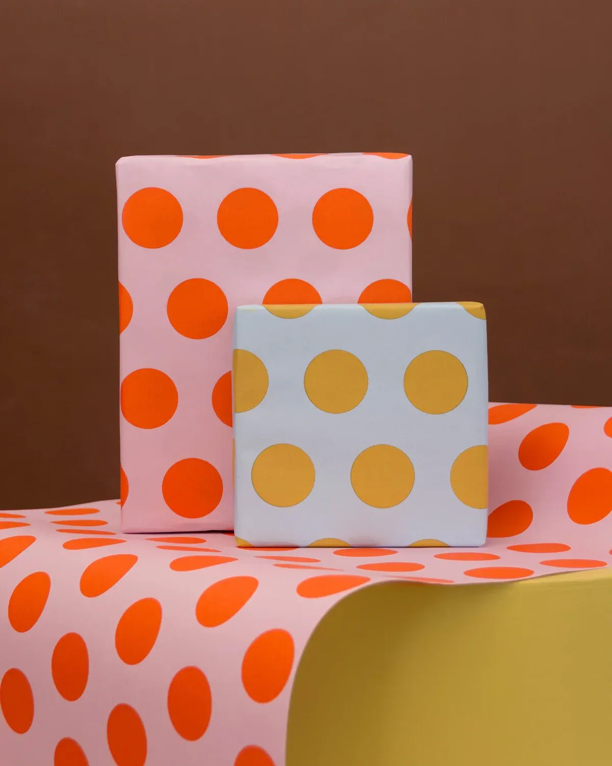 Kado Design - Geschenkpapier - Rolle • Hellblau/Curry gepunktet - ROSA ECK