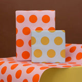Kado Design - Geschenkpapier - Rolle • Hellblau/Curry gepunktet - ROSA ECK