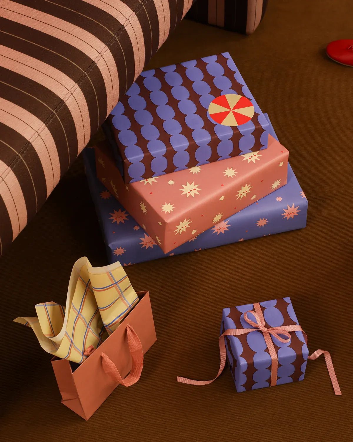Kado Design - Geschenkpapier - Rolle • Pebbles Blau/Dunkellila - ROSA ECK