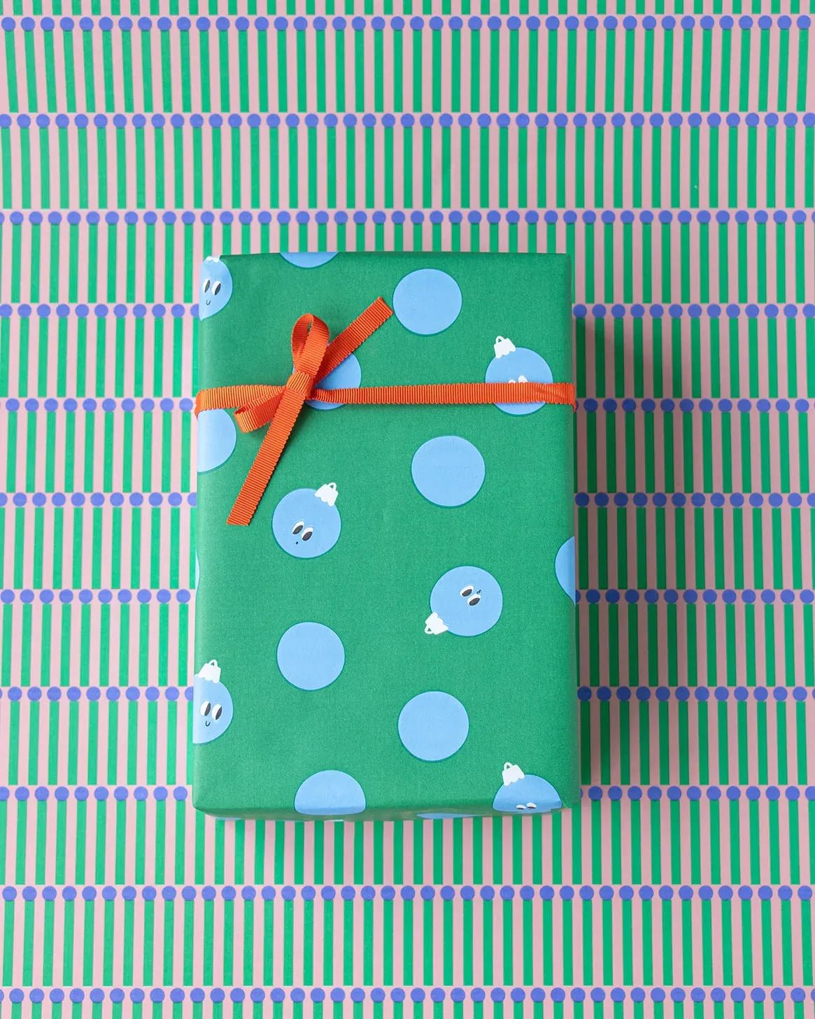 Kado Design - Geschenkpapier - Rolle • Weihnachtskugeln Grün/Hellblau - Geschenkverpackung - ROSA ECK