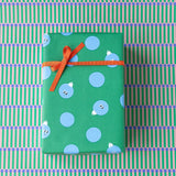 Kado Design - Geschenkpapier - Rolle • Weihnachtskugeln Grün/Hellblau - Geschenkverpackung - ROSA ECK