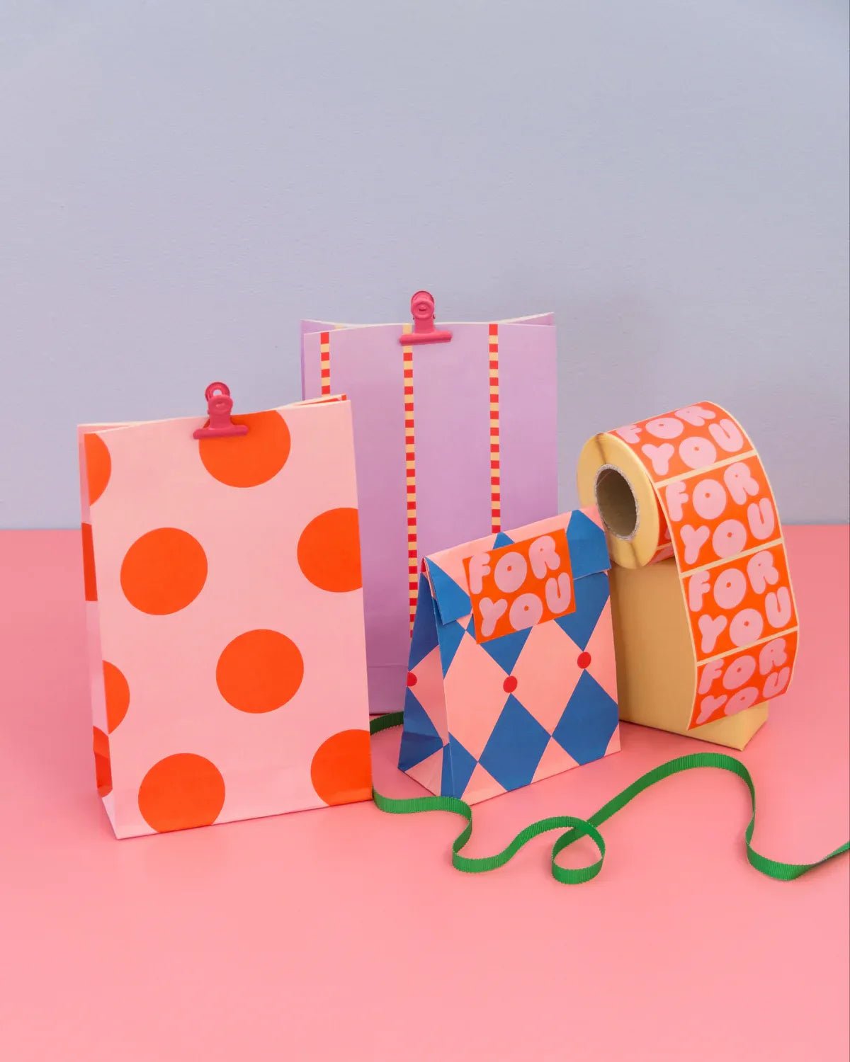 Kado Design - Geschenktüte mit Boden • Pink/Orange gepunktet (Lottie Dottie) - ROSA ECK