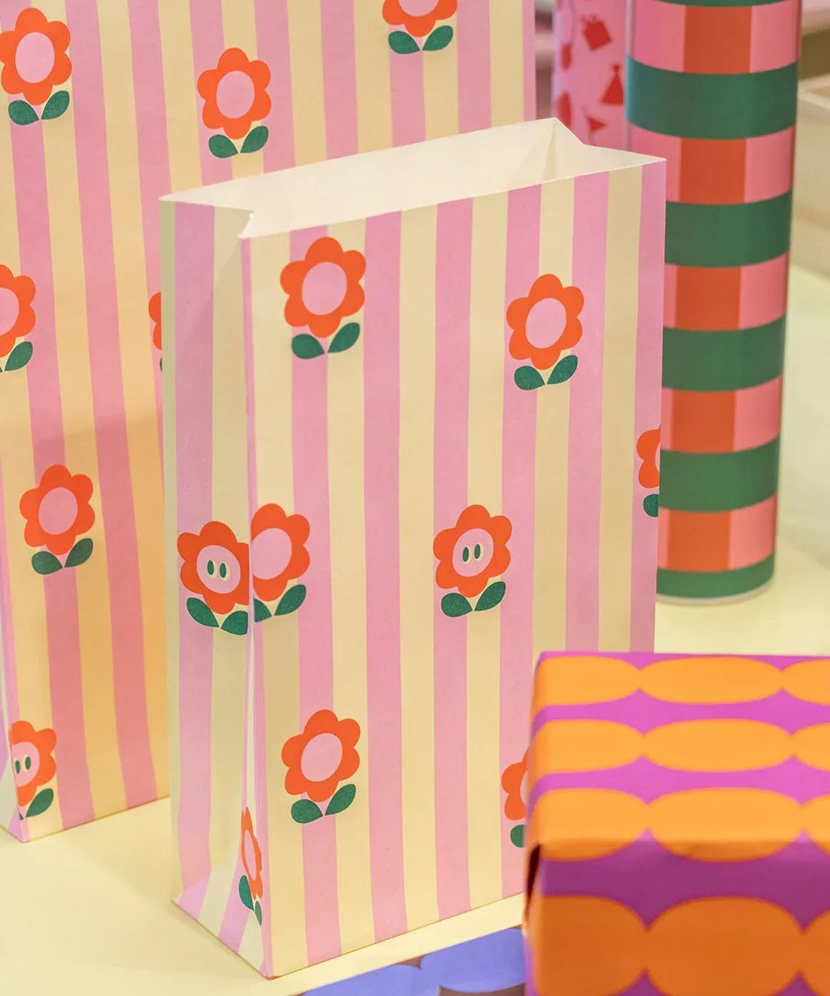 Kado Design - Geschenktüte mit Boden • Blumen/Streifen - Geschenkverpackung - ROSA ECK